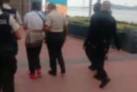 Un hombre fue detenido en Guayaquil tras ser acusado por presuntamente tomar fotos a menores de edad. 