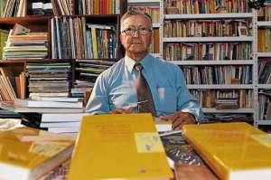  En la biblioteca de su casa, el cronista muestra con orgullo la portada de su obra, que en pr&oacute;ximos d&iacute;as lanzar&aacute; personalmente en Austria. Foto: ROBERTO CHAVEZ |  El Tel&eacute;grafo