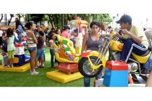 En los fines de semana y d&iacute;as festivos son cuando m&aacute;s personas visitan el lugar. Los ni&ntilde;os piden a sus padres que los lleven para divertirse en los juegos el&eacute;ctricos que funcionan en el Malec&oacute;n 2000. Fotos: cortes&iacute;a