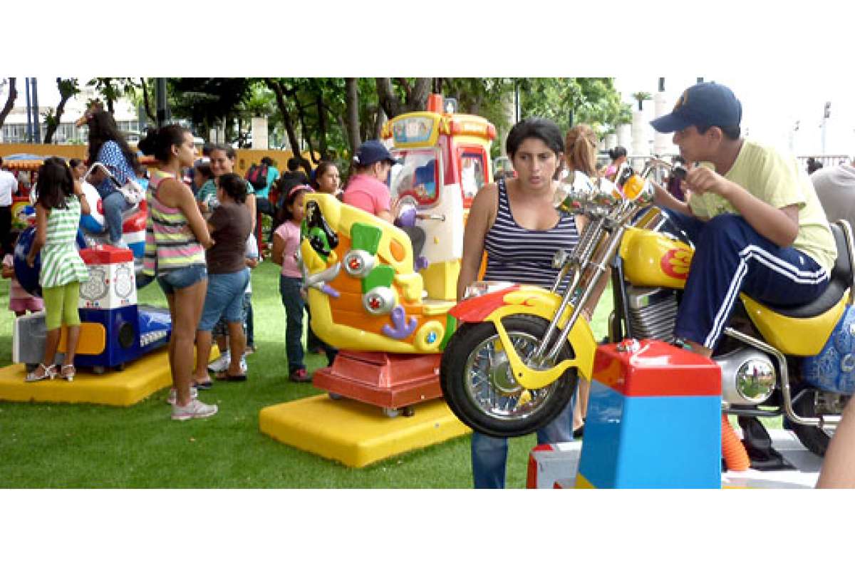 En los fines de semana y d&iacute;as festivos son cuando m&aacute;s personas visitan el lugar. Los ni&ntilde;os piden a sus padres que los lleven para divertirse en los juegos el&eacute;ctricos que funcionan en el Malec&oacute;n 2000. Fotos: cortes&iacute;a