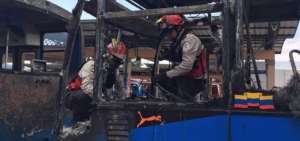 Bomberos investigan incendio de bus alimentador en Quito