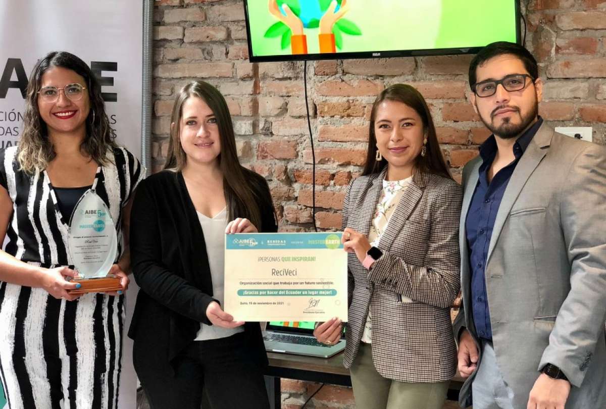AIBE entreg&oacute; su reconocimiento #MasterEarth a la iniciativa social ReciVeci