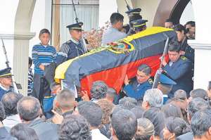 Los f&eacute;retros fueron llevados desde la capilla de la Base A&eacute;rea hasta el camposanto. Foto: &Aacute;lvaro P&eacute;rez |  El Tel&eacute;grafo