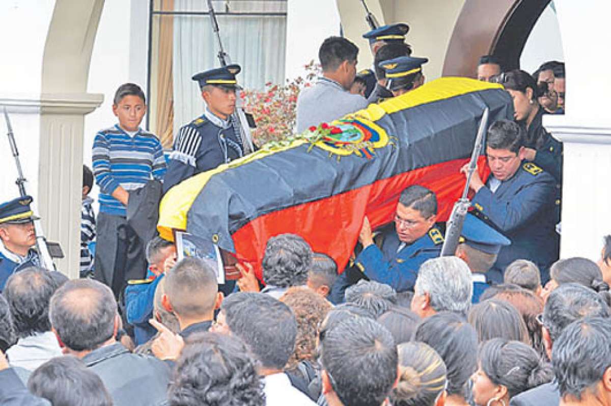 Los f&eacute;retros fueron llevados desde la capilla de la Base A&eacute;rea hasta el camposanto. Foto: &Aacute;lvaro P&eacute;rez |  El Tel&eacute;grafo