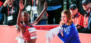 Brigid Kosgei cruza emocionada la l&iacute;nea de meta de la Marat&oacute;n de Chicago, donde logr&oacute; la consagraci&oacute;n y un nuevo r&eacute;cord.