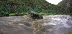 Las lluvias aumentaron el caudal del r&iacute;o Ambato.