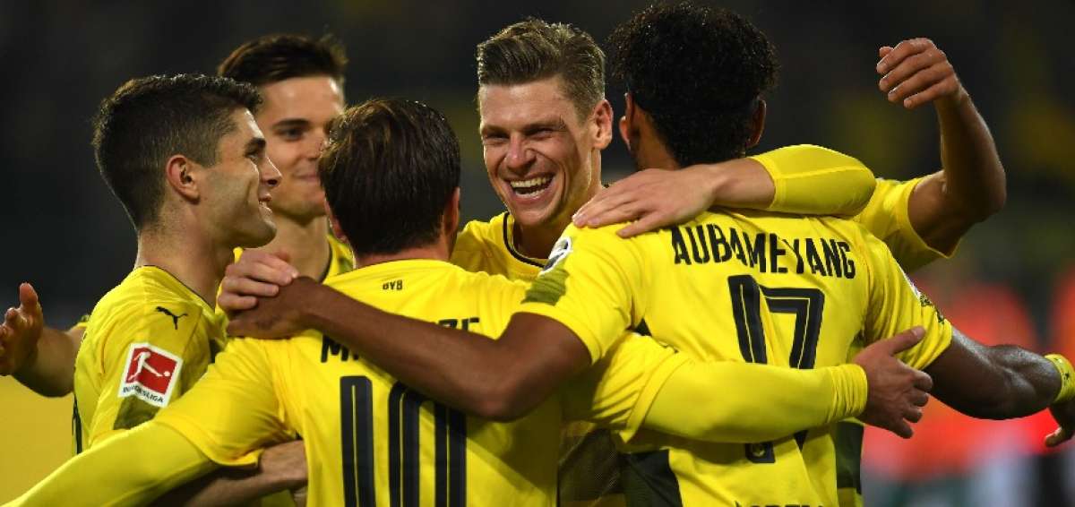 Borussia Dortmund sigue intratable en Bundesliga tras vencer en Augsburgo