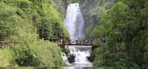 La cascada de Peguche est&aacute; situada en la comunidad de Faccha Llacta a 3,3 km de la ciudad de Otavalo.