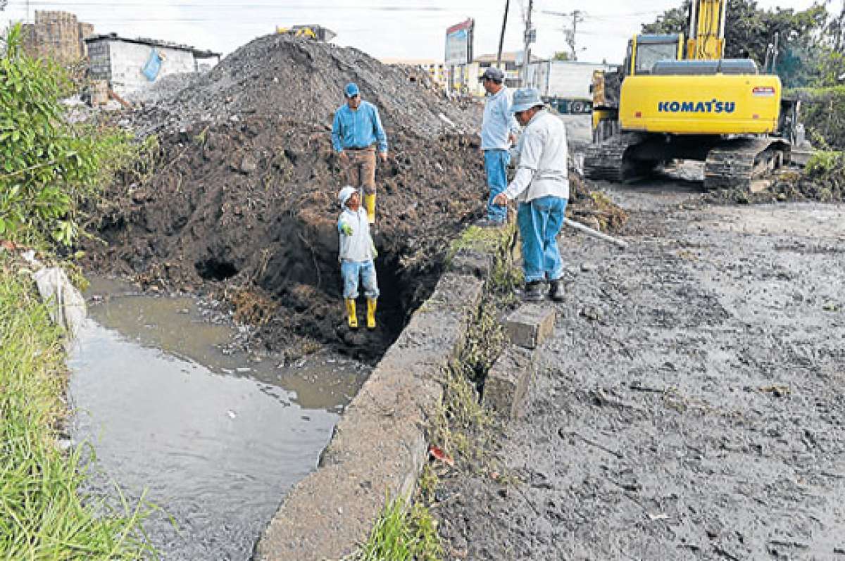 Trabajadores del Municipio de Rumi&ntilde;ahui limpian los efectos del desborde del r&iacute;o Tinajillo. Foto: &Aacute;lvaro P&eacute;rez 