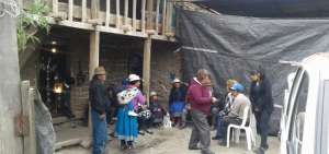 En la casa de los t&iacute;os de los adolescentes, familiares y amigos comentan sobre la aventura que les llev&oacute; a la muerte. 