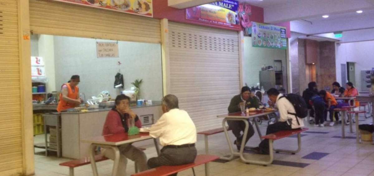 Los compradores llegan de diversos barrios de la capital tungurahuense. No solo adquieren v&iacute;veres, tambi&eacute;n degustan la comida tradicional. 