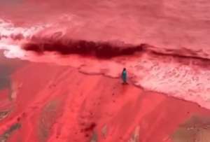 El agua se pint&oacute; de rojo