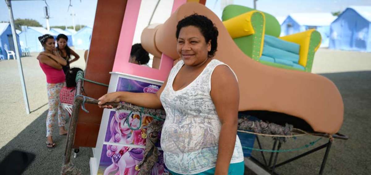 Marisela Gonz&aacute;lez, quien tiene 23 semanas de embarazo, cuenta que todas las tardes teje con sus amigas del albergue. Este martes se cambiar&aacute; a su propia casa.