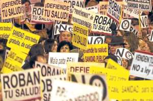 La reforma que limita la atenci&oacute;n hospitalaria en Espa&ntilde;a caus&oacute; protestas en 2013. Foto: medicosdelmundo.org.