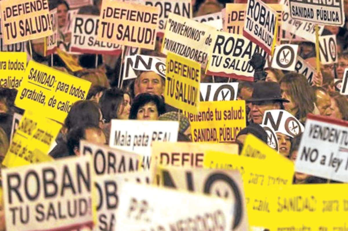 La reforma que limita la atenci&oacute;n hospitalaria en Espa&ntilde;a caus&oacute; protestas en 2013. Foto: medicosdelmundo.org.