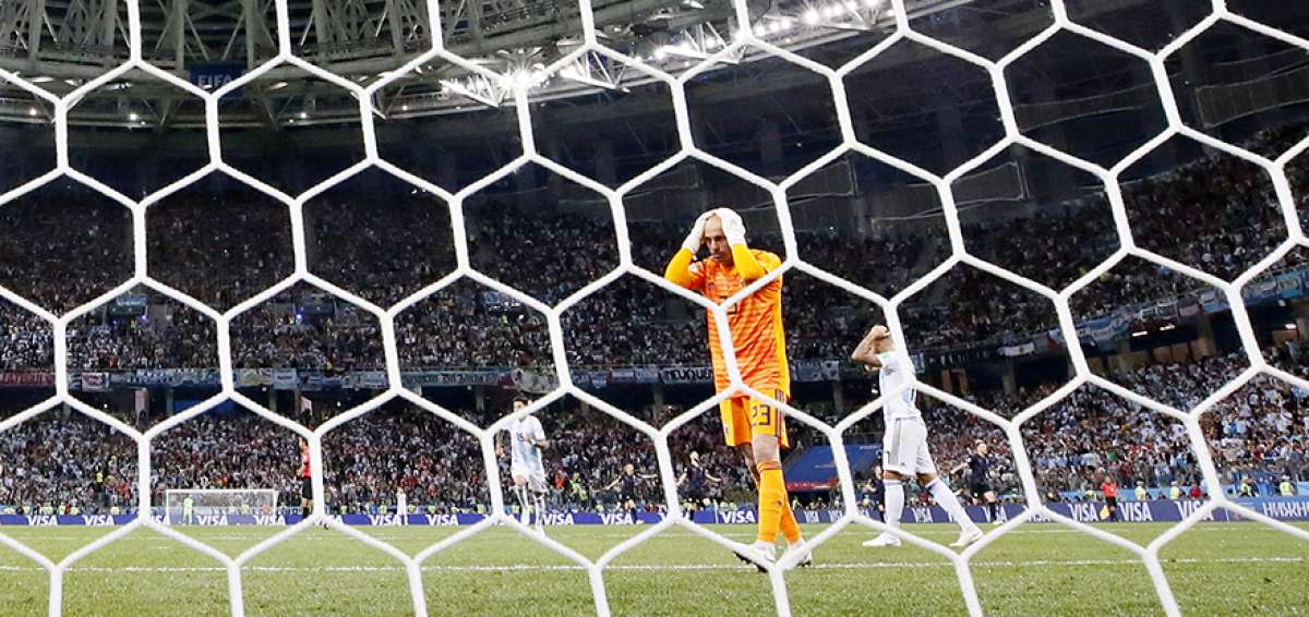 El arquero Willy Caballero lamenta el error que deriv&oacute; en el primer gol de Croacia y que desconcert&oacute; a sus compa&ntilde;eros en la Albiceleste.