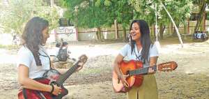Los alumnos buscaron aprovechar hasta el &uacute;ltimo momento con sus amigos. Realizaron actividades como jugar f&uacute;tbol y tocar guitarra, entre otras. Foto: Jhonny Tigua / Colegio 5 de junio