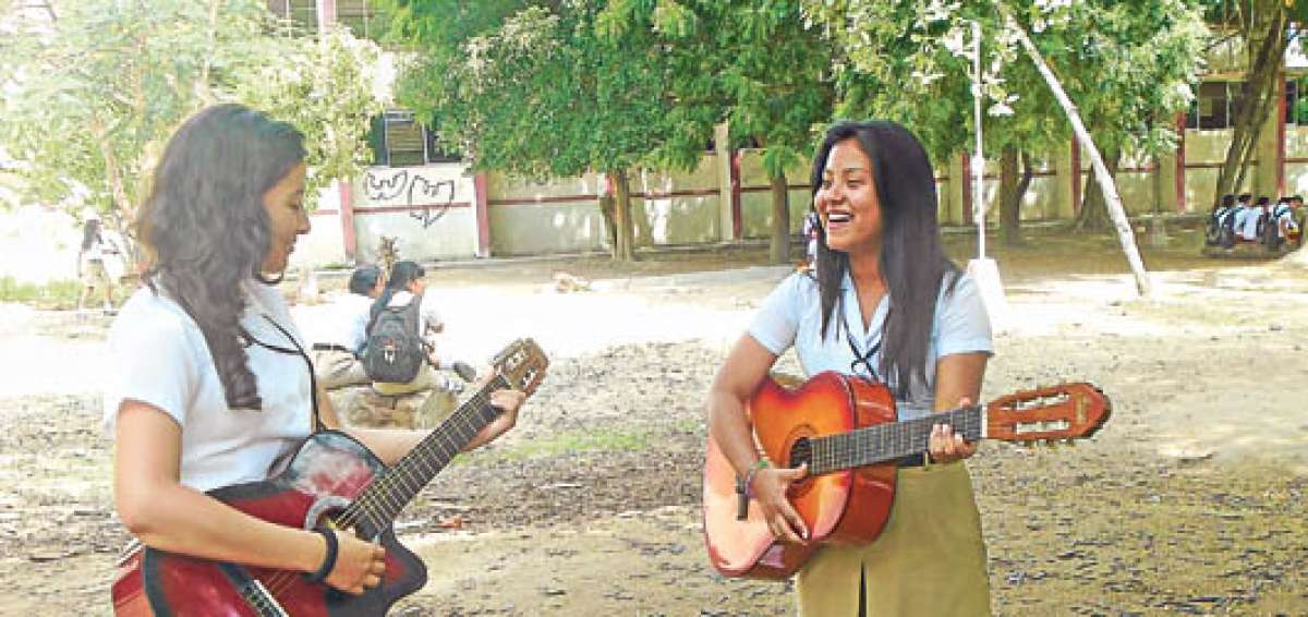 Los alumnos buscaron aprovechar hasta el &uacute;ltimo momento con sus amigos. Realizaron actividades como jugar f&uacute;tbol y tocar guitarra, entre otras. Foto: Jhonny Tigua / Colegio 5 de junio
