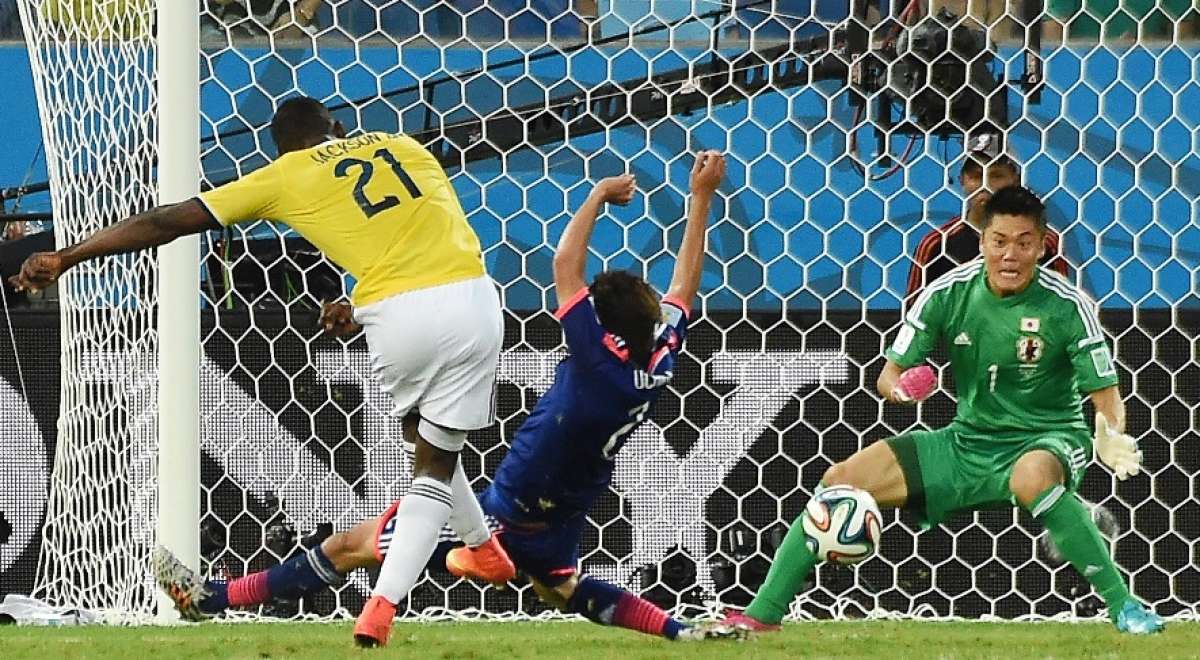 Jackson Mart&iacute;nez dispara de zurda para poner el 2-1 ante Jap&oacute;n. Foto: AFP
