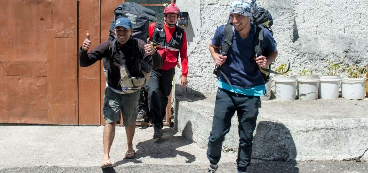 Los deportistas salieron ilesos, tras su ca&iacute;da en la quebrada. 