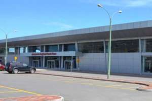 En el aeropuerto de Santa Rosa, provincia de El Oro, se registra un incremento de pasajeros en la ruta a Quito. Foto: Cortes&iacute;a
