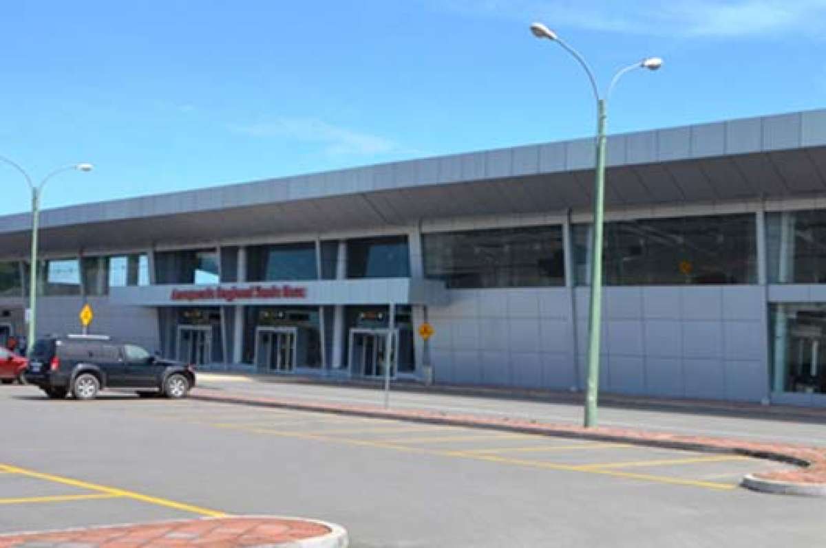 En el aeropuerto de Santa Rosa, provincia de El Oro, se registra un incremento de pasajeros en la ruta a Quito. Foto: Cortes&iacute;a