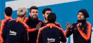 Luis Su&aacute;rez (der.) y Gerard Piqu&eacute; (centro) bromean con sus compa&ntilde;eros durante una pr&aacute;ctica cul&eacute;. 