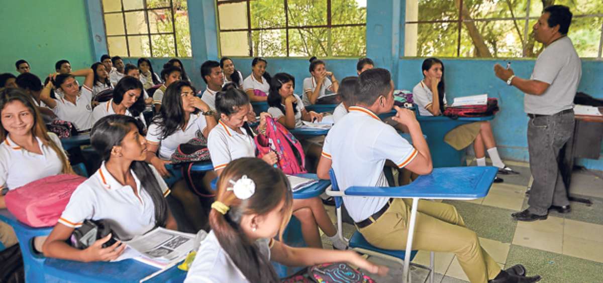 El colegio 5 de Junio fue fundado en 1951 ante la necesidad que ten&iacute;an los manteses de contar con un plantel fiscal de primer nivel. Fotos: Rodolfo P&aacute;rraga / El Tel&eacute;grafo