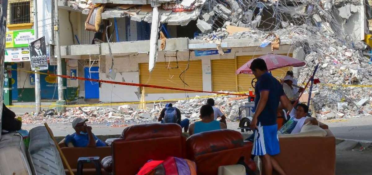 Un grupo de moradores de Tarqui juega cartas debajo del puente 4 de Noviembre en Tarqui.