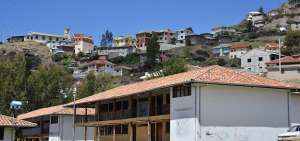 La poblaci&oacute;n de Quilloac se asienta sobre las laderas de los cerros del cant&oacute;n Ca&ntilde;ar, en la provincia del mismo nombre. Algunas viviendas son antiguas.