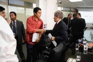 Edwin Tenorio (rojo) confirm&oacute; el paro de futbolistas ayer en una reuni&oacute;n que mantuvo con Carlos Marx Carrasco, ministro de Relaciones Laborales. Foto: &Aacute;lvaro P&eacute;rez/ EL TEL&Eacute;GRAFO-