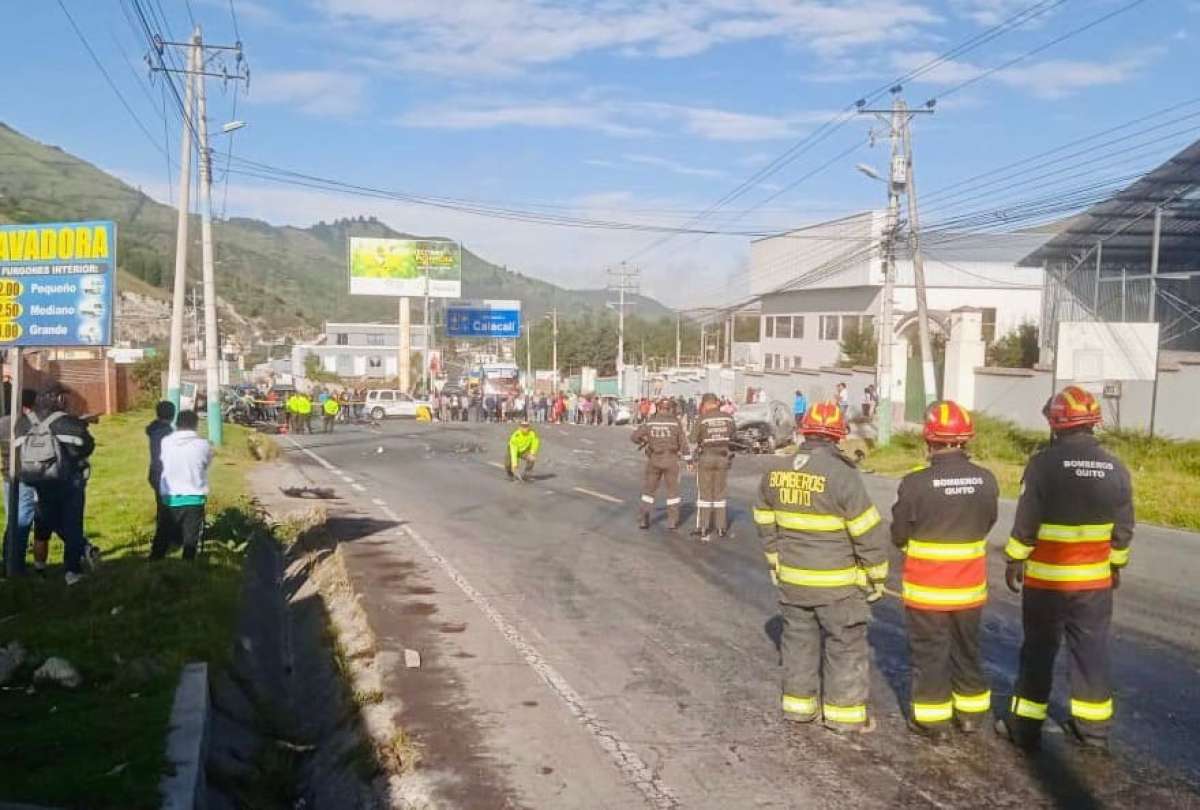 Fatal accidente en la vía a Calacalí causó la muerte de cuatro personas