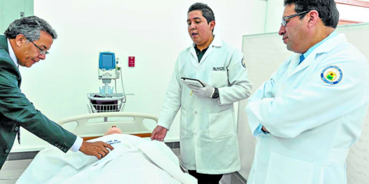 En la Universidad Central se prepara una cl&iacute;nica de simulaci&oacute;n, para que los futuros m&eacute;dicos practiquen. Foto: Miguel Jim&eacute;nez / El Tel&eacute;grafo