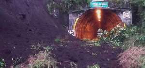 Deslizamiento de tierra obstruye el ingreso al t&uacute;nel de Agoyan