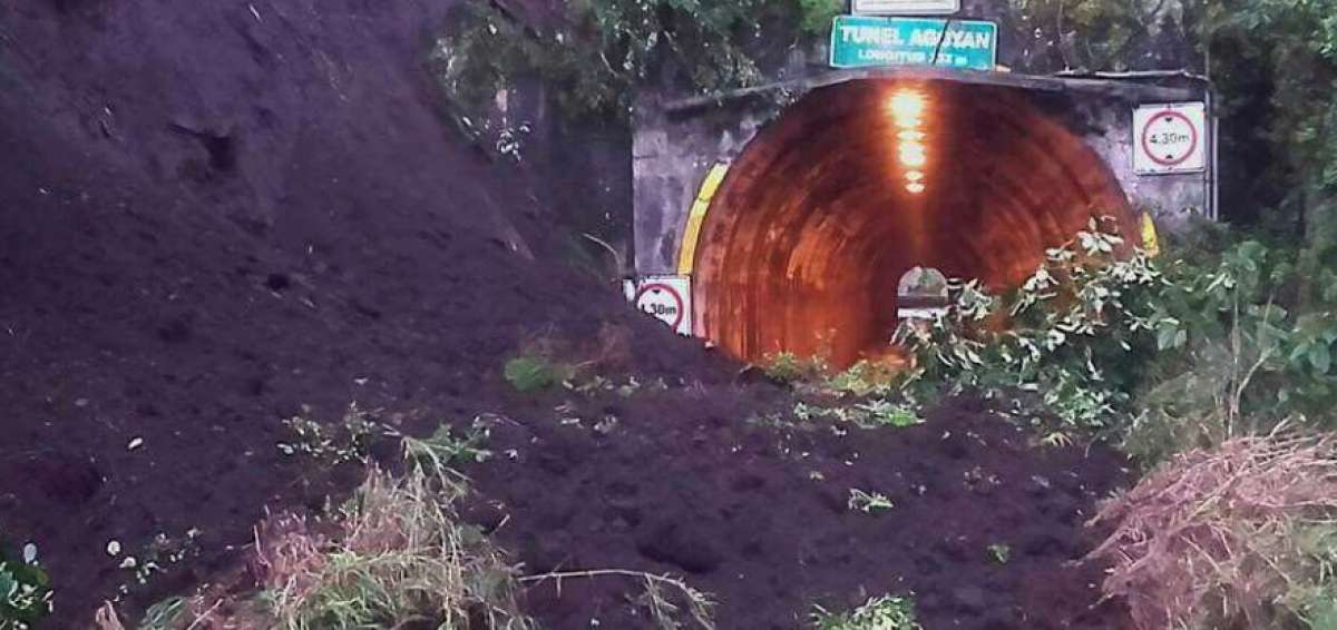 Deslizamiento de tierra obstruye el ingreso al t&uacute;nel de Agoyan