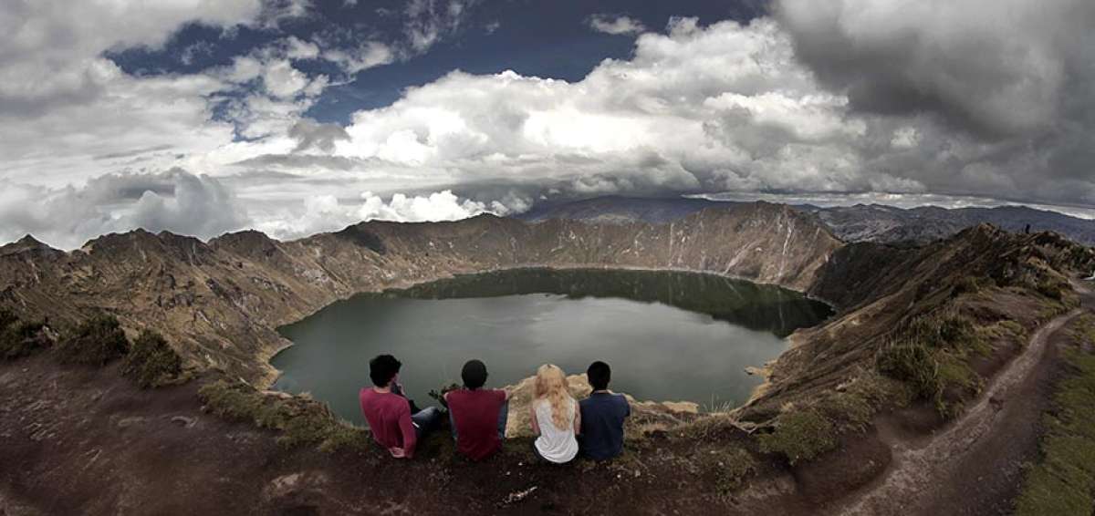 Desde el cr&aacute;ter del volc&aacute;n Quilotoa se aprecia a plenitud la belleza de las aguas de color turquesa. Cientos de europeos, norteamericanos, australianos y asi&aacute;ticos, visitan a diario este fascinante encanto natural.