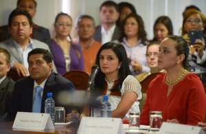 La presidenta de la Asamblea Nacional, Gabriela Rivadeneira (der), fue la encargada de entregar las propuestas a los magistrados. Foto: Santiago Aguirre/ EL TEL&Eacute;GRAFO.