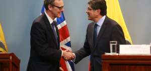 El ministro de Relaciones Exteriores de Ecuador, Jos&eacute; Valencia, y el subsecretario permanente y jefe del Servicio Diplom&aacute;tico de la Canciller&iacute;a brit&aacute;nica, Sir Simon McDonald. 