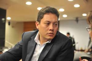 Ediles debaten en Cuenca un aumento de$ 658 a su salario