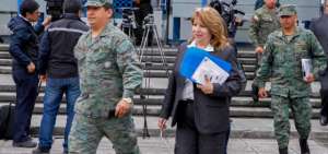 En la Fiscal&iacute;a General, en Quito, asisti&oacute; el ministro de Defensa, Oswaldo Jarr&iacute;n, quien dio su versi&oacute;n acompa&ntilde;ado de varios militares-abogados. 