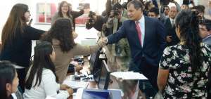 El presidente Rafael Correa durante el recorrido por el moderno complejo judicial al sur de la capital. 
