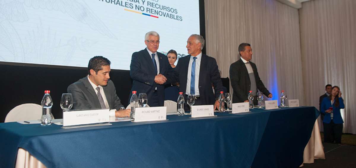 Richard Mart&iacute;nez (i), ministro de Econom&iacute;a; Eduardo Jurado (c), secretario de la Presidencia y Carlos P&eacute;rez (d), ministro de Energ&iacute;a y Recursos.