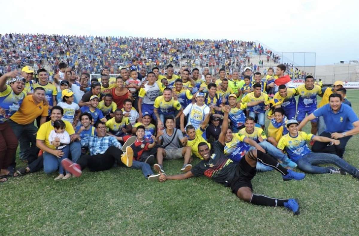 La plantilla mantense dio la vuelta ol&iacute;mpico en el estadio del descendido Deportivo Quevedo.