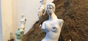 Las semillas de ma&iacute;z que destruyen el yeso de estas esculturas con forma de Venus de Milo representan la lucha entre la naturaleza y los objetos inertes.