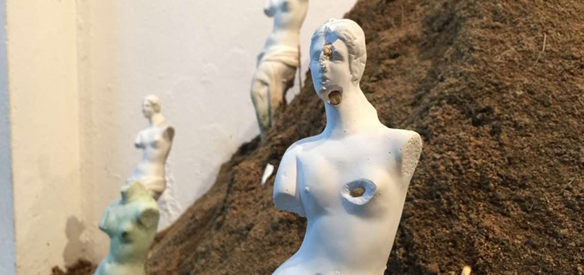 Las semillas de ma&iacute;z que destruyen el yeso de estas esculturas con forma de Venus de Milo representan la lucha entre la naturaleza y los objetos inertes.