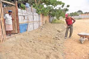 Mar&iacute;a Simisterra hace rellenar la entrada de su casa, en Shibl&oacute;n, antes de la llegada de El Ni&ntilde;o. Foto: William Orellana / El Tel&eacute;grafo