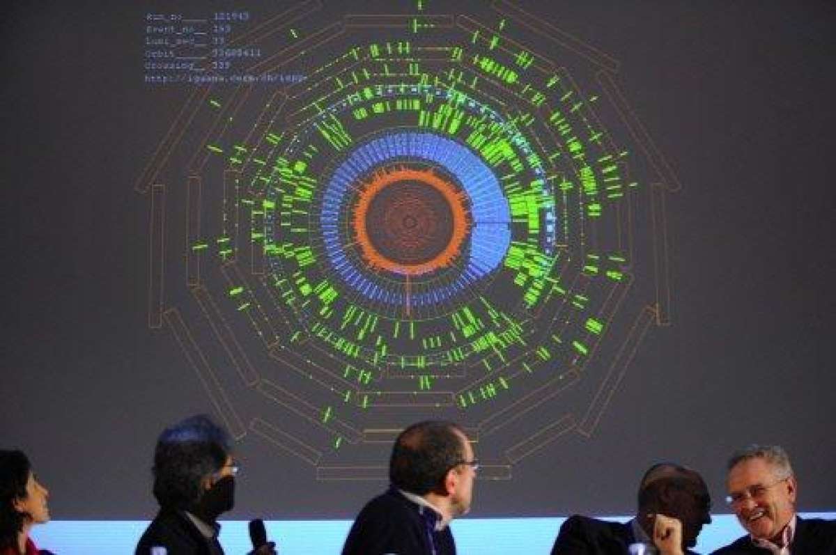 Varios cient&iacute;ficos del Centro Europeo de Investigaci&oacute;n Nuclear (CERN) observan en la pantalla el Gran Colisionador de Hadrones (LHC). Foto: Archivo / AFP