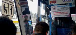 En el interior de los buses carteles anunciaban un alza de 10 centavos en el pasaje.