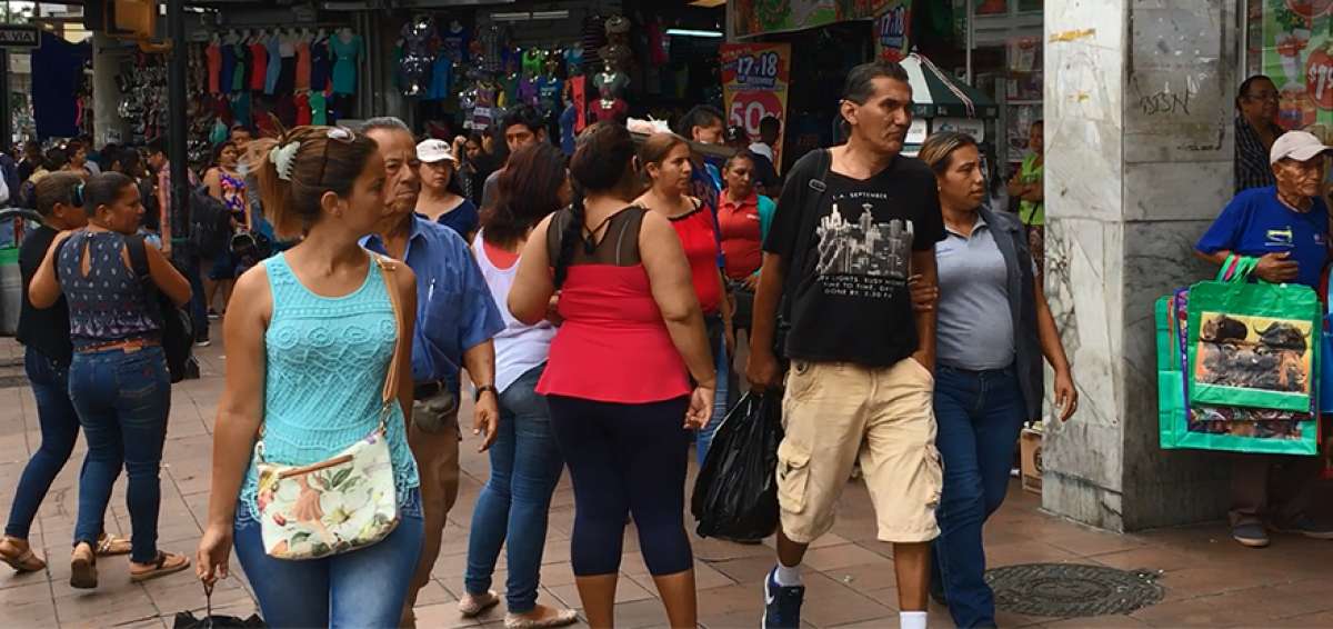 'La Bah&iacute;a' acoge a compradores &aacute;vidos de ofertas navide&ntilde;as
