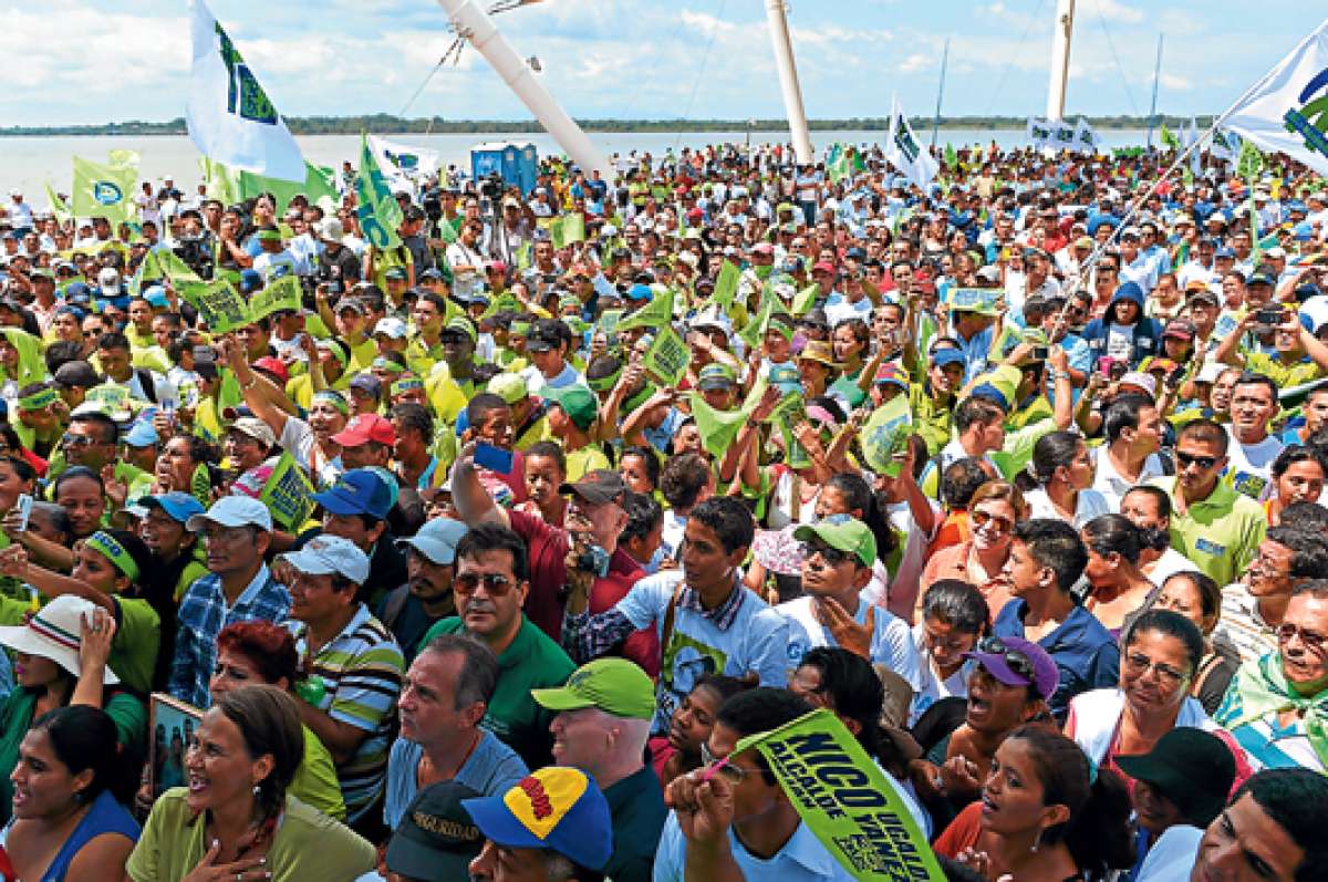 Miles de simpatizantes del Gobierno se concentraron en la explanada del Centro Cultural Sim&oacute;n Bol&iacute;var, luego de la marcha. Foto: Lylibeth Coloma / El Tel&eacute;grafo